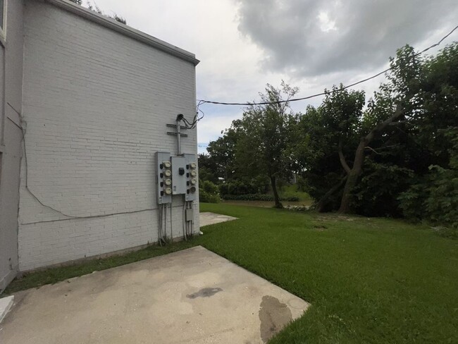 Building Photo - Newly renovated! 2 bedroom 1 bath townhous...