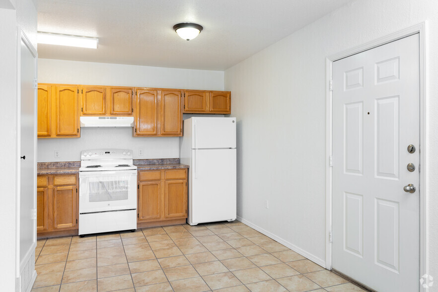 1BR, 1BA - 600SF - Kitchen - Huntington Park Apartments