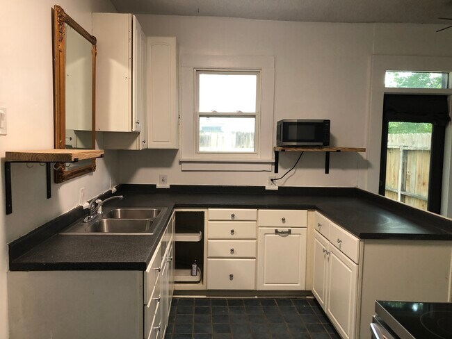 Building Photo - 1104 Hogan St