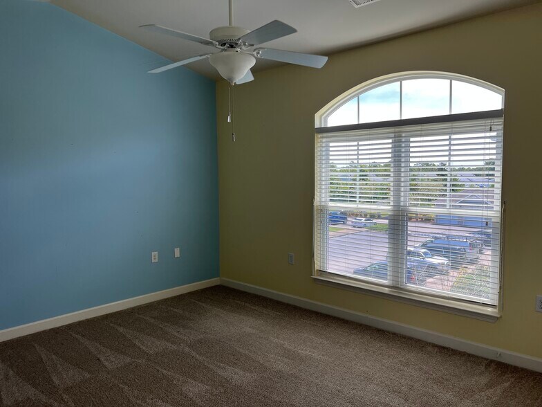 Building Photo - 632 Condo Club Dr