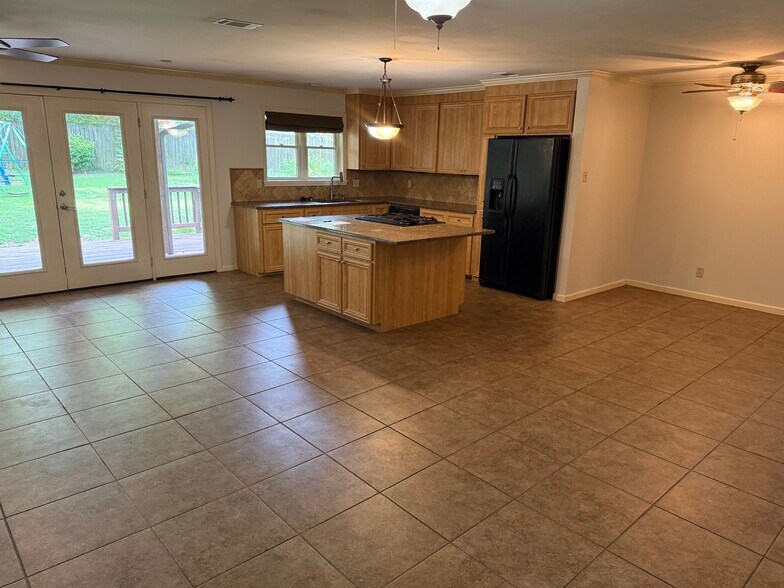 Building Photo - 6805 Sandpiper Dr