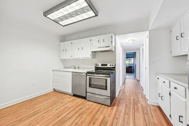 Building Photo - Check out this delightful 1 bed and 1 bath condo For Rent in a prime Fairfax location!