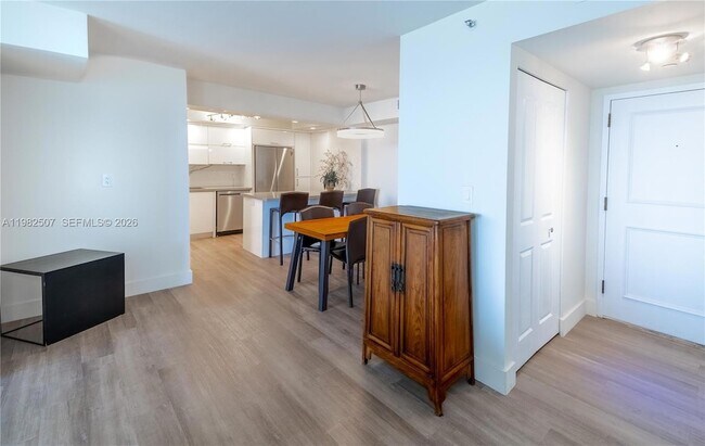 Building Photo - 2000 Towerside Terrace