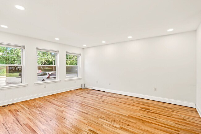 Building Photo - 808 Yorkview Dr