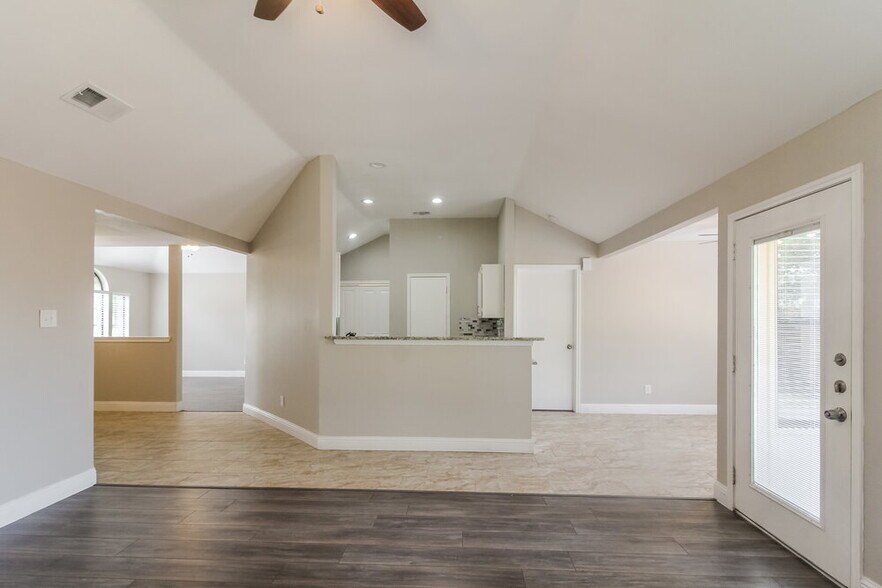 Building Photo - 912 Blewitt Dr