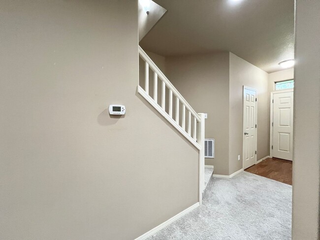 Building Photo - 2 Bed Townhouse with Two Master suites- Ne...