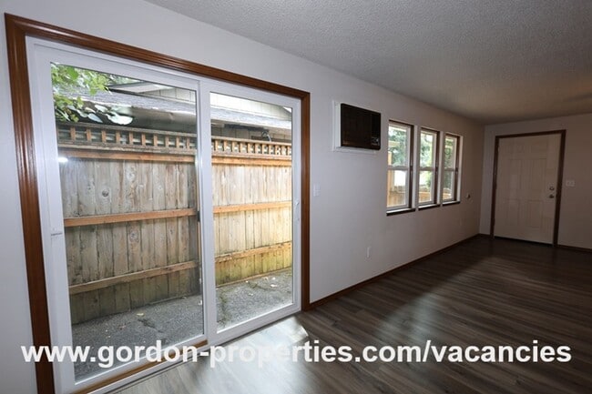 Building Photo - Webster Rd - Gladstone 2 bedroom duplex