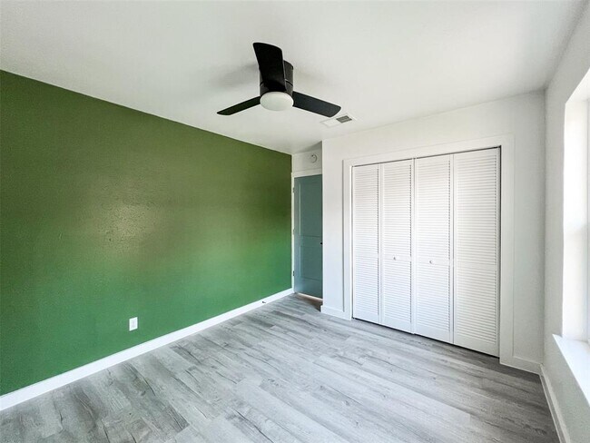 Building Photo - 6203 London Dr