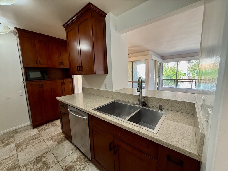 Building Photo - 5600 Kensington Way