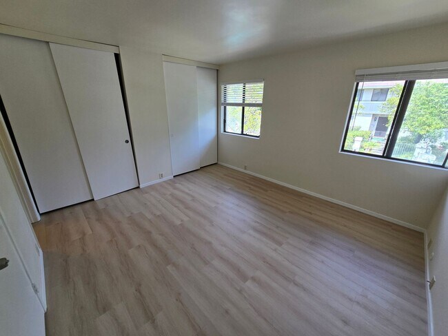 Building Photo - Spacious 4-Bedroom Townhome for Rent in De...