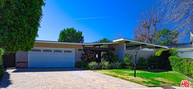 Building Photo - 2260 Los Amigos St