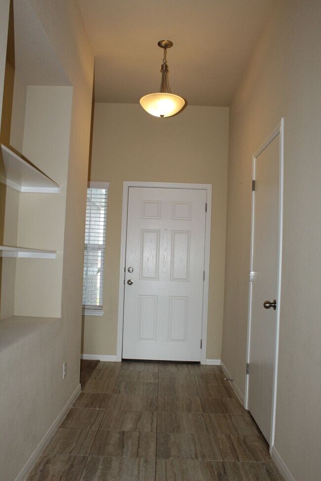 Building Photo - CUTE 3 BEDROOM, 2 BATH