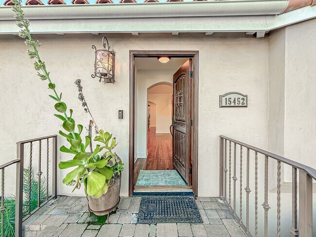 Building Photo - Upgraded Sherman Oaks 4+4 home - Ready for Move In!