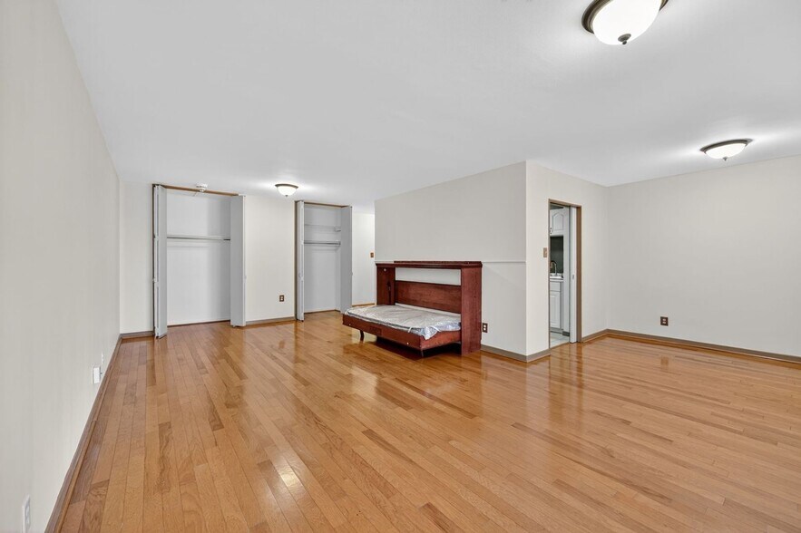 Building Photo - 2324 Madison Rd