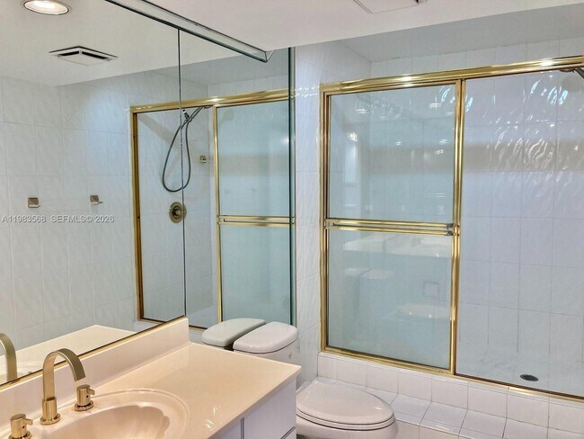 Building Photo - 2555 Collins Ave