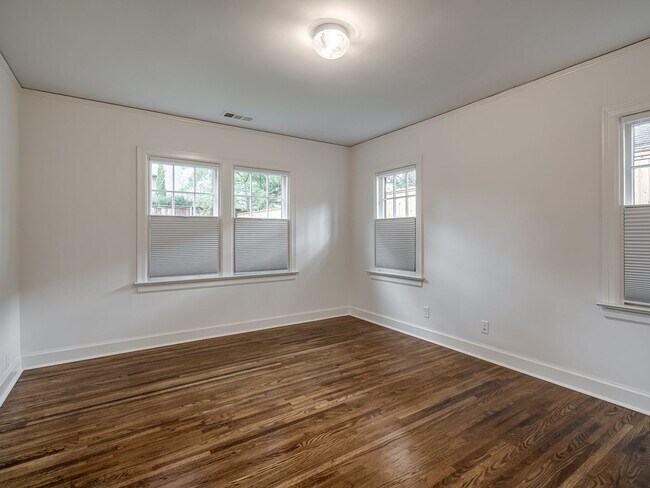 Building Photo - Luxury Living in the Heart of Tulsa