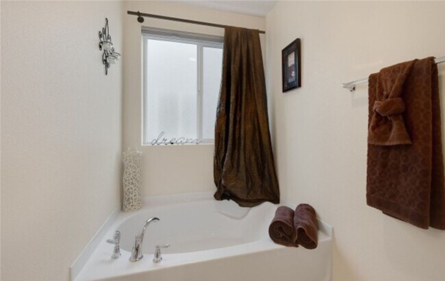Building Photo - North facing 4-bedroom 2.5 bath house in B...
