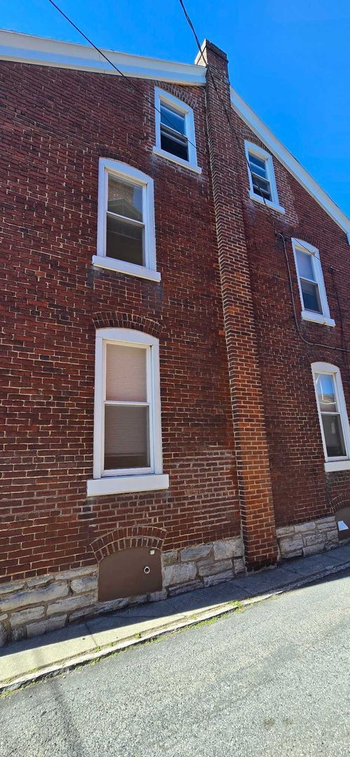 Building Photo - 1215 Lehman St