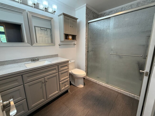 Building Photo - Updated Kent Townhome - Private Garage & AC
