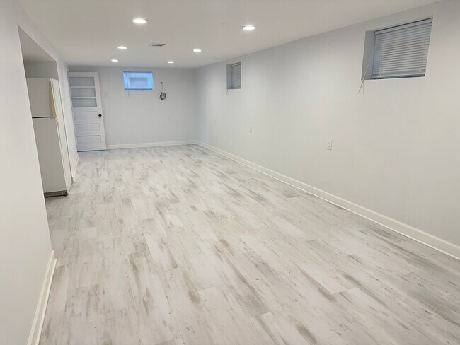 Building Photo - 2015 W Summerdale Ave