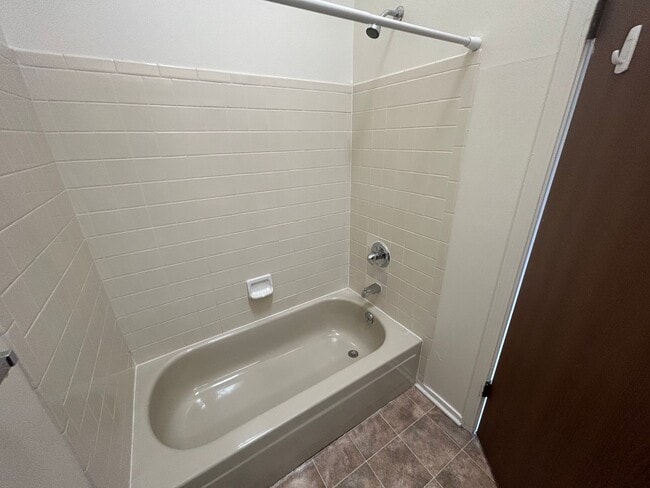 Building Photo - 2 Bed 2 Bath Condominium
