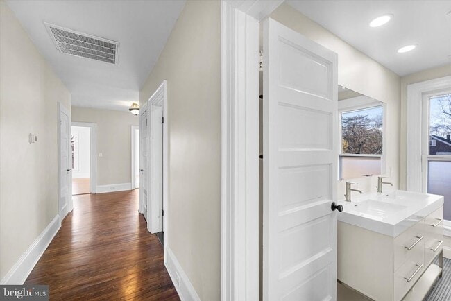 Building Photo - 311 W Main St