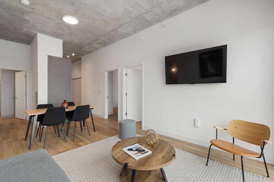 Building Photo - 851 W Blackhawk St