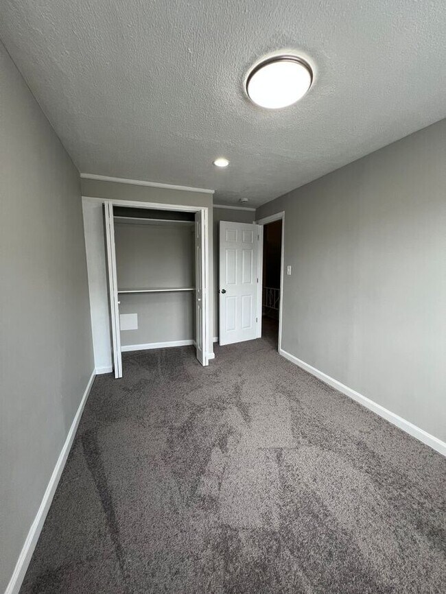 Building Photo - 3 Bedroom Townhome with Parking