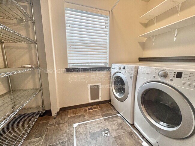 Building Photo - 1425 E Seleta Ln