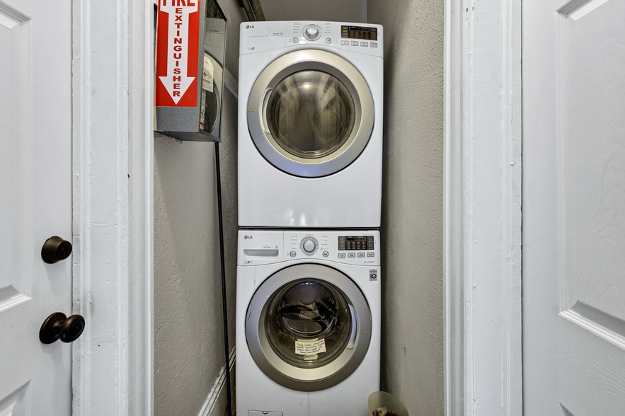 Shared Washer and Dryer - 1125 Manitou Ave