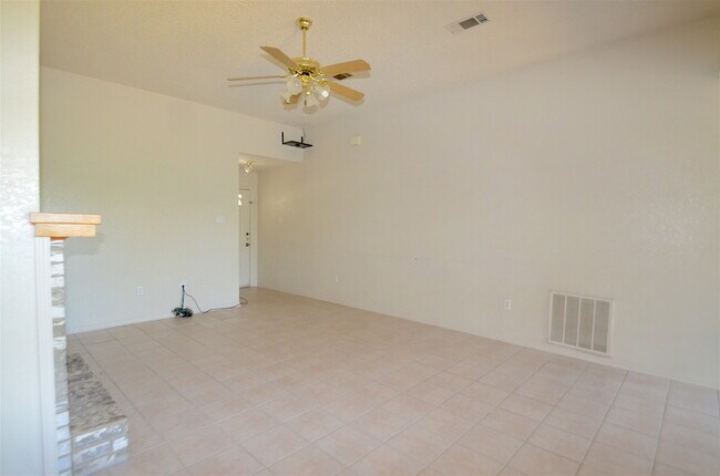 Building Photo - AMAZING 4 BED/ 2 BATH HOME IN WESTERN HILL...