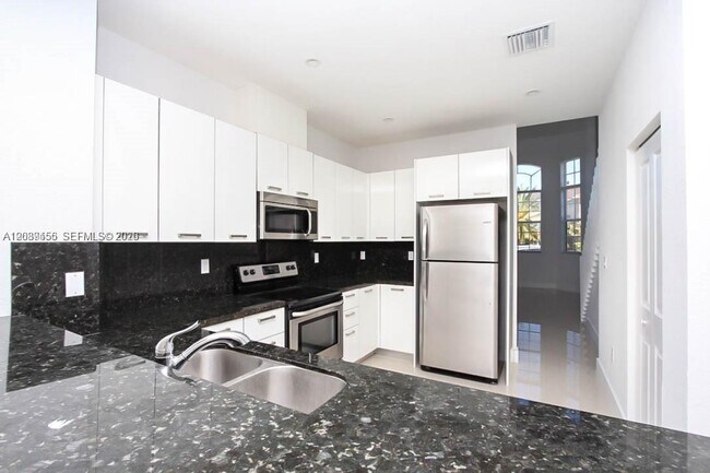 Building Photo - 15505 SW 12th Terrace