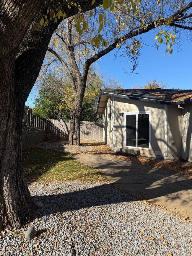 Building Photo - 3-bedroom, 2-bathroom home in Redding Updated Interior!
