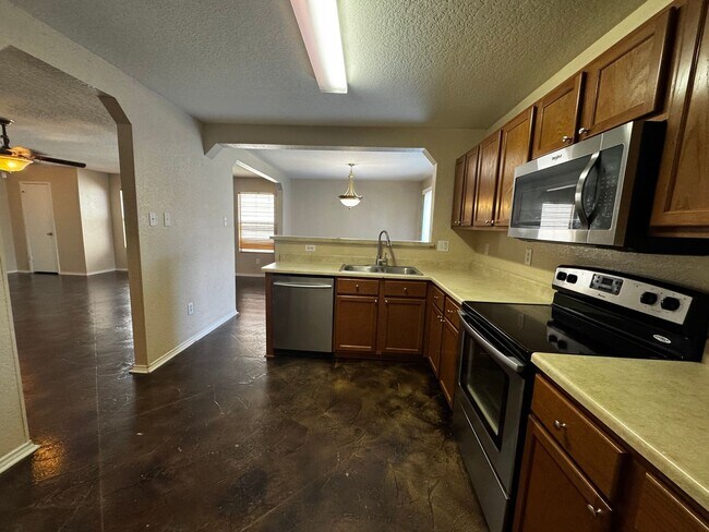 Building Photo - 9303 Pacific Maple