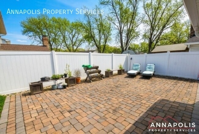 Building Photo - 2500 Symphony Ln