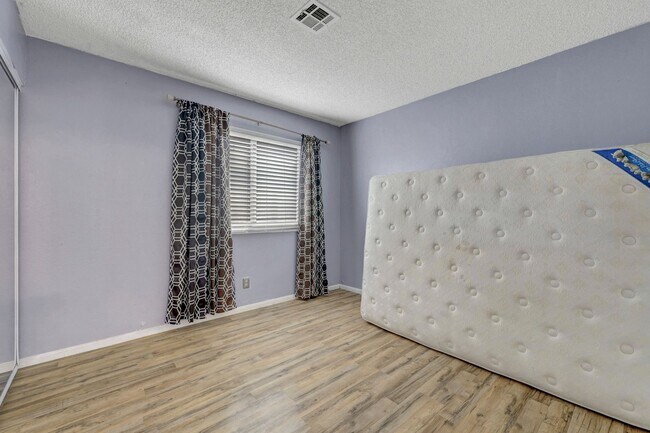 Building Photo - 3 bedroom home with pool!!