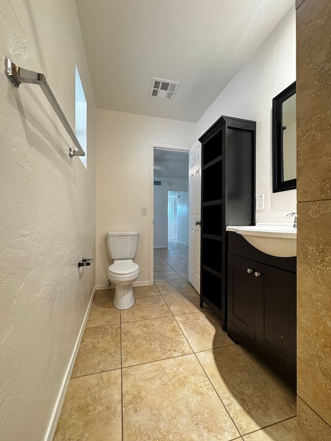 Building Photo - Eastside (Broadway and Wilmot) 3 bedroom, ...