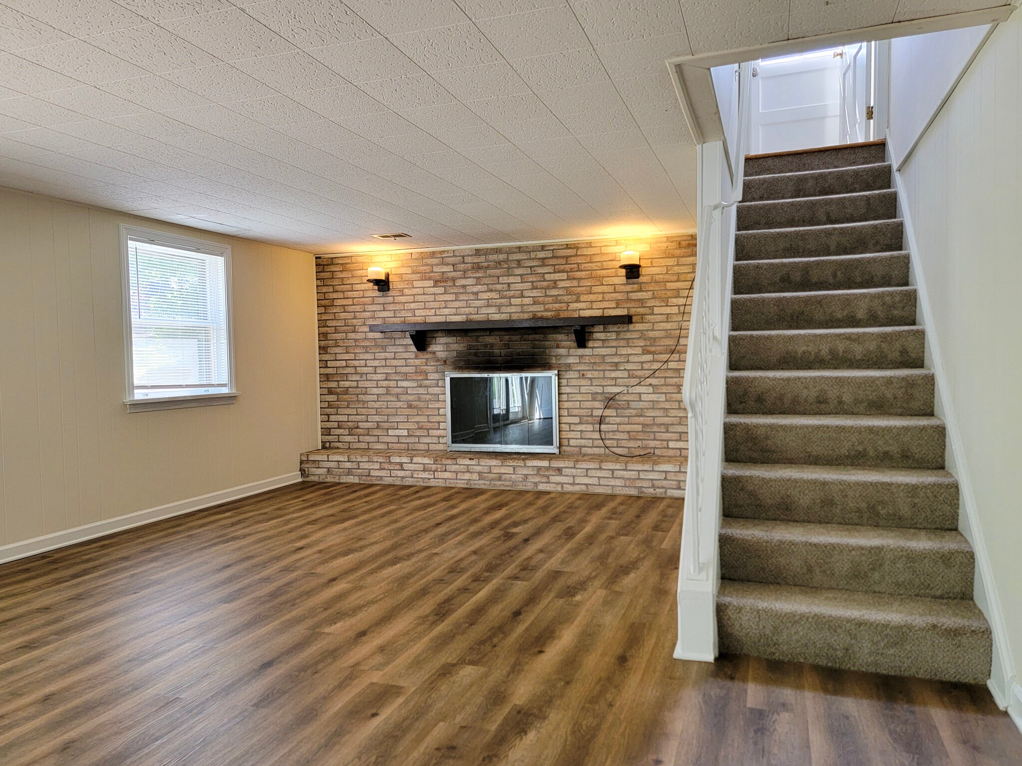 Building Photo - 1404 Carlton Dr