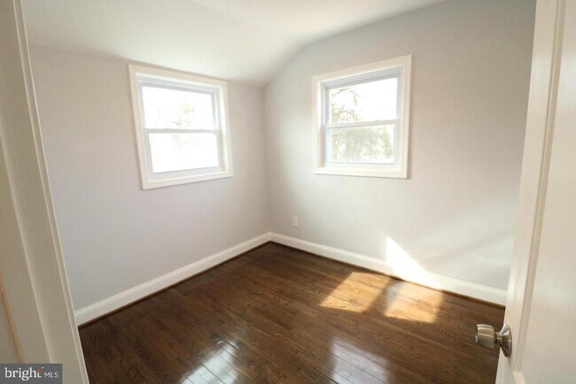 Building Photo - 702 71st Ave