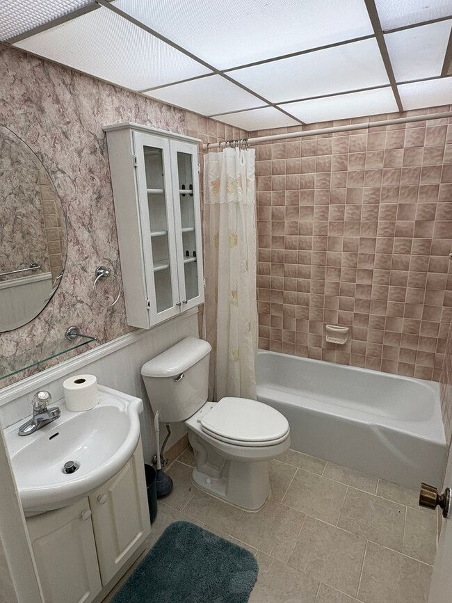 Building Photo - (55+) 2/2 Condo in the Peaceful Miles Grant Golf Course Community