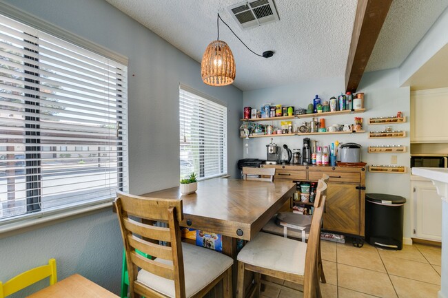 Building Photo - Cute and Cozy 2-bedroom 2-bathroom Townhom...