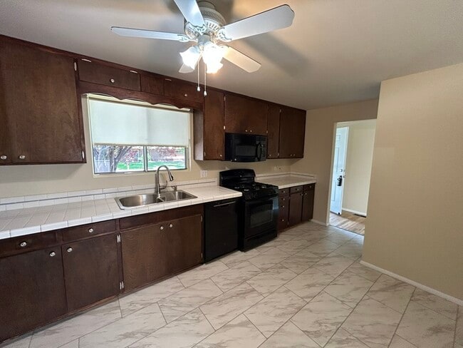 Building Photo - 718 Brassie Dr