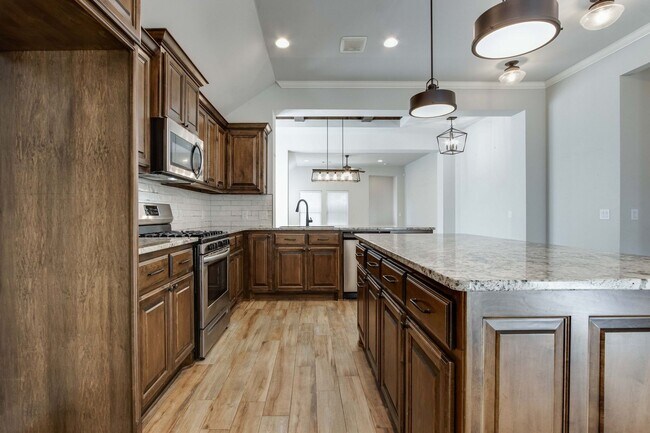 Building Photo - Luxury living in gated Valencia