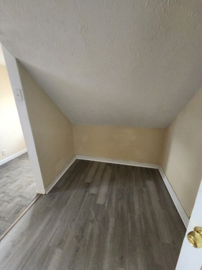 Building Photo - One Bedroom Clean Apt For Rent