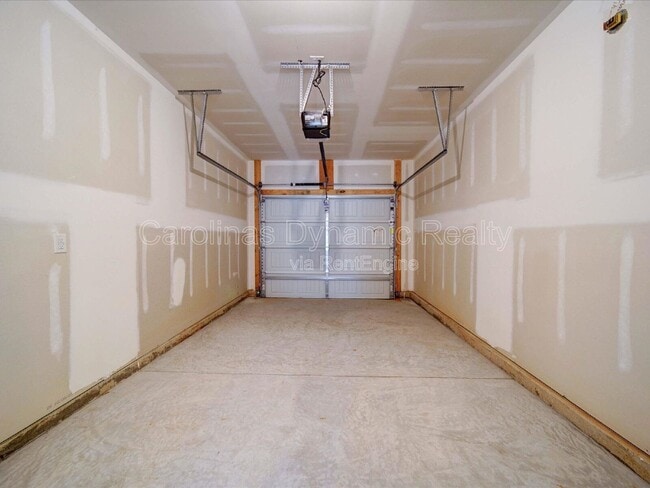 Building Photo - 916 S Battleground Ave