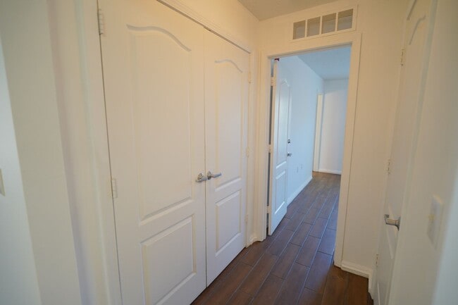 Building Photo - 3 Bed / 3 Bath Condo in Gated Community