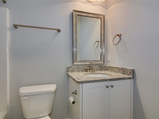 Building Photo - Centrally Located Home Sweet Home