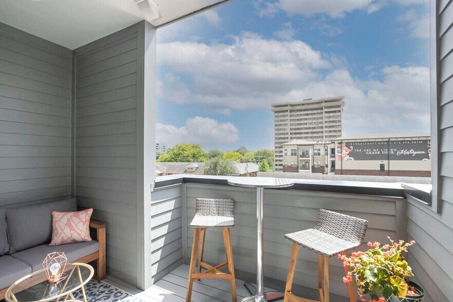 Building Photo - 1700 19th Ave S