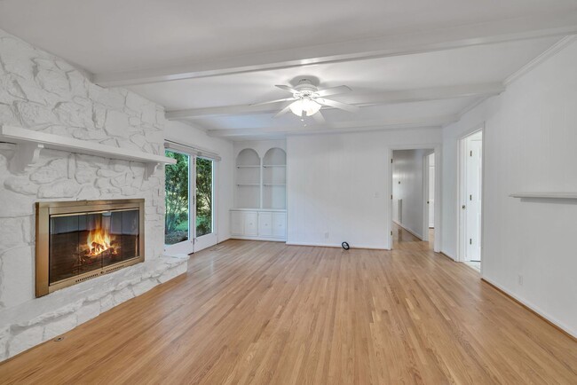 Building Photo - One level living in the heart of Brentwood