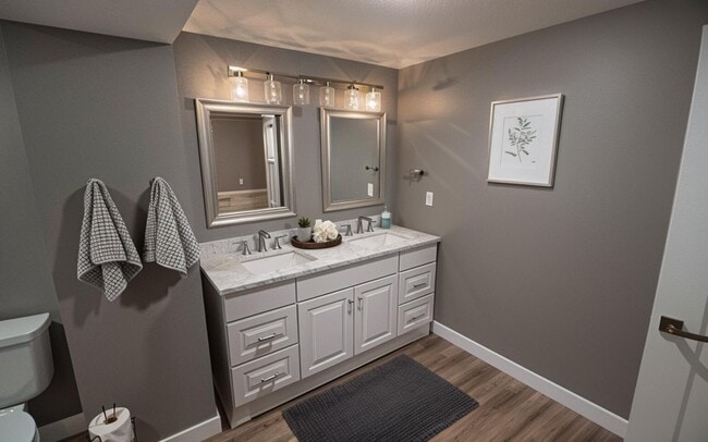 Building Photo - 715 Bluffdale Dr